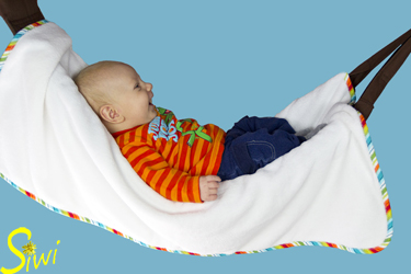 Jannis wird von Mama und Oma geschaukelt