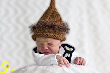 Oscar, 10 Tage jung, schimpft.