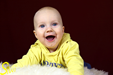 Mit seinen 7 Monaten hat er schon Spaß beim Fotoshooting.