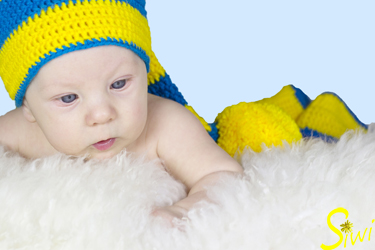 Jannis, 3 Monate jung, mit großer Zipfelmütze