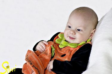 Jannis zu Halloween als kleiner Kürbis.