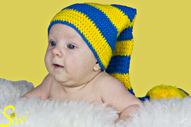 Jannis auf dem Lammfell