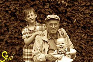 Uropa mit seinen Enkeln