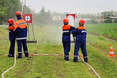 Jugendfeuerwehr beim Löschangriff