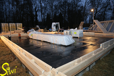 Abends unter Flutlicht sind schon die Umrisse des zukünftigen Blockhauses zu erkennen.