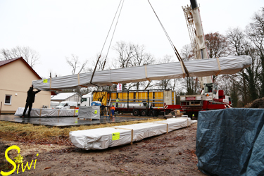 Mit dem Kran werden die Pakete abgeladen und verteilt.
