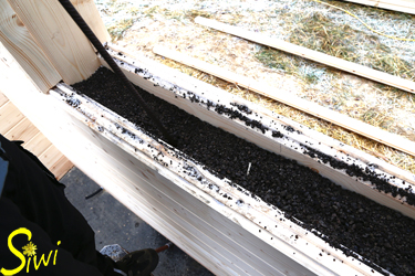 Die Korkdämmung wird eingebracht.