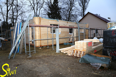 Nebenbei sind die Gerüstbauer am Werk.