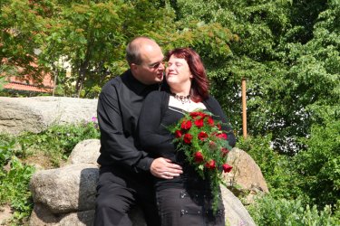 Eine etwas andere Hochzeit, mal ganz in schwarz. Fotoshooting nach der Trauung im Park von Schierke, im Harz.