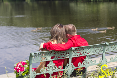 Am See genießen die Frischvermählten ihre Zweisamkeit.