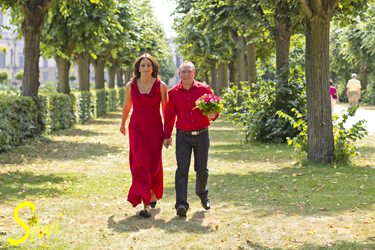 Trotz tropischer Hitze geht es mit Schwung in die Ehe.