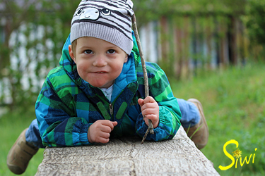 Kleiner Schelm auf dem Spielplatz.
