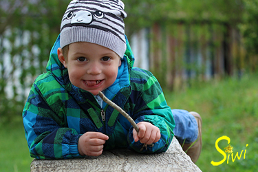 Kleiner Schelm auf dem Spielplatz.