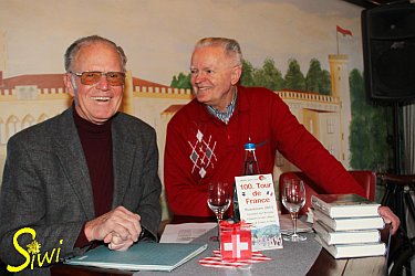 Gustav-Adolf Täve Schur, Radsportlegende der DDR (links) im Gespräch mit Fernsehjournalist Siegfried Leske, in Falkenhagen 