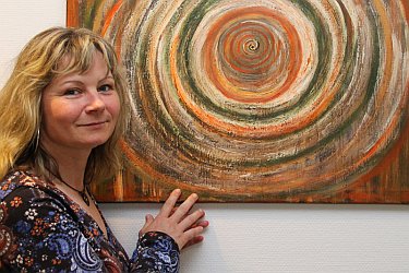 Malerin Gabi Ihde aus Seelow, vor ihrem Kunstwerk 'Naturfarbener Kreis'