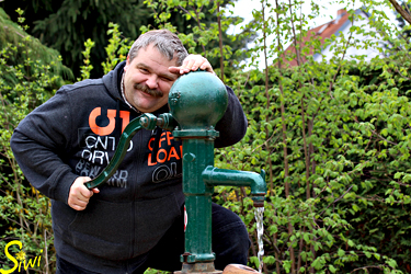 Tagesmutti, ach nein Tagesvati Gert zeigt seinen Tageskindern wie man pumpt.