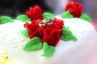Die Ringe mal auf der Hochzeitstorte