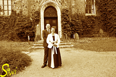 Melanie & Sebastian vor der Kirche in Müncheberg