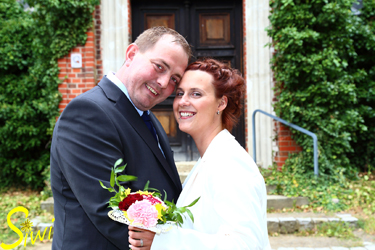 Melanie & Sebastian vor der Kirche in Müncheberg