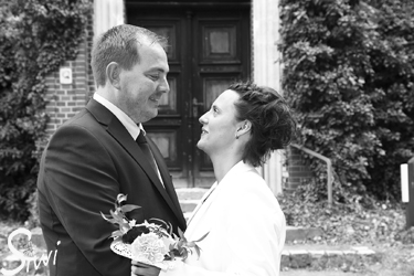 Melanie & Sebastian vor der Kirche in Müncheberg