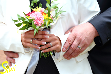 Melanie & Sebastian vor der Kirche in Müncheberg