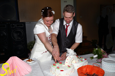 Gemeinsames Anschneiden der Hochzeitstorte.