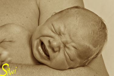 Oscar, 10 Tage jung, in Papas Arm.