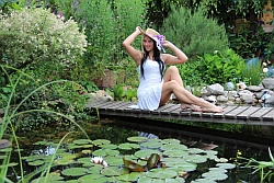 Schöne sexy junge Frau posiert für Fotoshooting am See